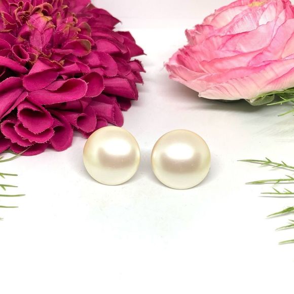 VINTAGE⚜️RICHELIEU Domed Pearl Clip Earrings - Picture 1 of 7